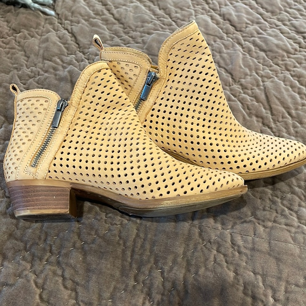 LUCKY BRAND BOOTIES SIZE 7.5